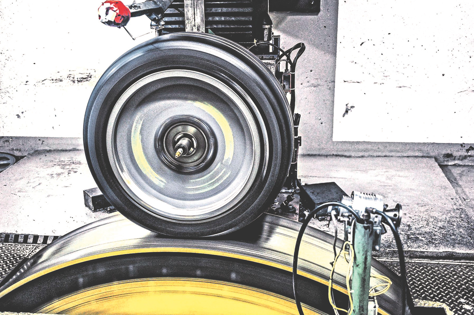 A gumik futásteljesítményét egy speciális kopásvizsgáló állvánnyal tesztelik állandó körülmények között